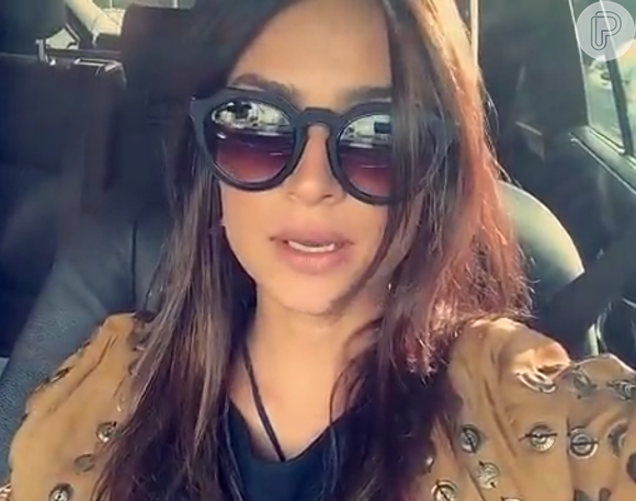 Thaila Ayala contou em seu Snapchat que passou o dia todo com os olhos vendados como preparação para seu novo papel, uma deficiente visual