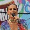 Cláudia Leitte abusou do decote em seu figurino no circuito Barra - Ondina no Carnaval 2012; a cantora colocou prótese de 175 ml de silicone nos seios em 2003
