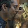 Romero (Alexandre Nero) entrega Atena (Giovanna Antonelli) para suas vítimas do passado e lhe dá um beijo de despedida, na novela 'A Regra do Jogo'