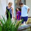 Carolina Dieckmann durante passeio no shopping com os filhos Davi e José
