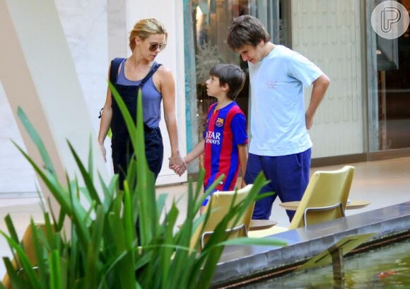 Carolina Dieckmann durante passeio no shopping com os filhos Davi e José