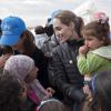 Angelina Jolie é embaixadora da ONU e faz trabalhos voluntários com crianças refugiadas no mundo