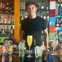 3 minutos com Raphael Sander: barman em 'Totalmente Demais', ator prepara drinks