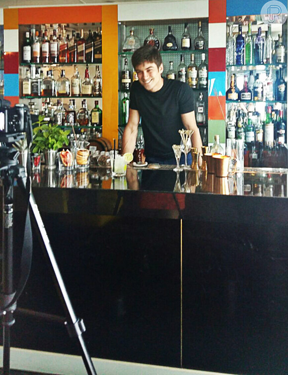 Rafael Sander prepara os drinks no bar D'Hôtel, no Leblon