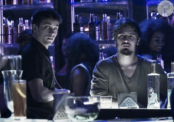 Raphael Sander vive o barman Charles, amigo de Rafael (Daniel Rocha), na novela 'Totalmente Demais'