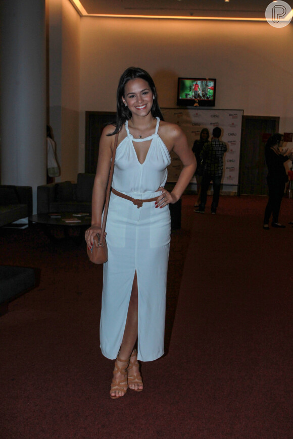 Bruna Marquezine usou um vestido ousado para ir ao show de Tiago Iorc