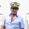 Roberto Carlos posa ao chegar no navio: o cantor afirma que recebe fotos de fãs nuas