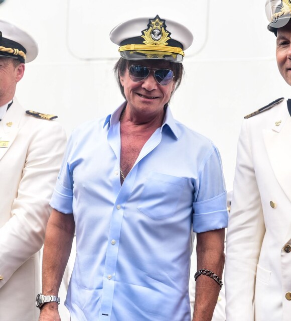 Roberto Carlos posa ao chegar no navio: o cantor afirma que recebe fotos de fãs nuas
