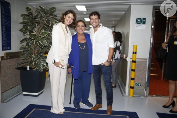 Leda Nagle também prestigiou o show de Roberto Carlos no cruzeiro "Emoções em Alto Mar" e posou com Sophie e Daniel
