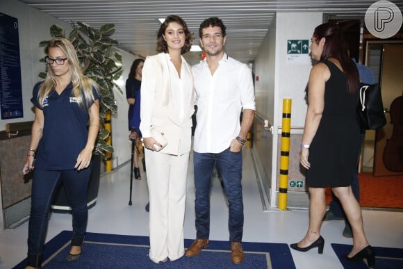 O casal usou branco para ir ao show de Roberto Carlos no navio