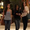 Sorridente, Camila Queiroz foi clicada com as amigas no shopping Village Mall na Barra da Tijuca