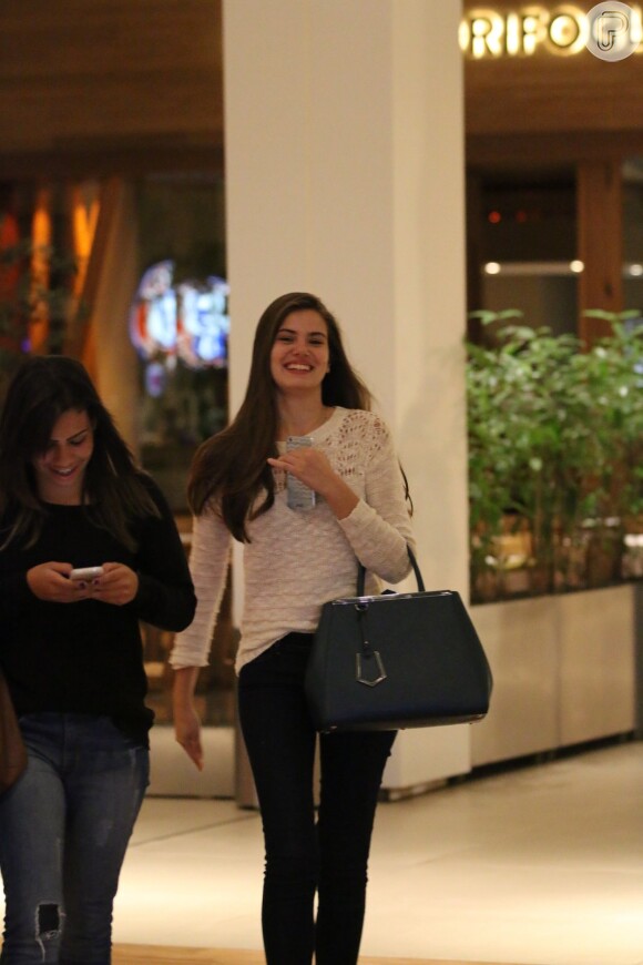 Camila Queiroz aproveitou uma folga nas gravações de 'Êta Mundo Bom!' e foi jantar com amigas no Shopping Village Mall, na Zona Oeste do Rio, nesta quinta-feira, 21 de janeiro de 2016