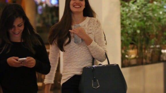 Camila Queiroz usa look despojado para jantar com amigas em shopping no Rio