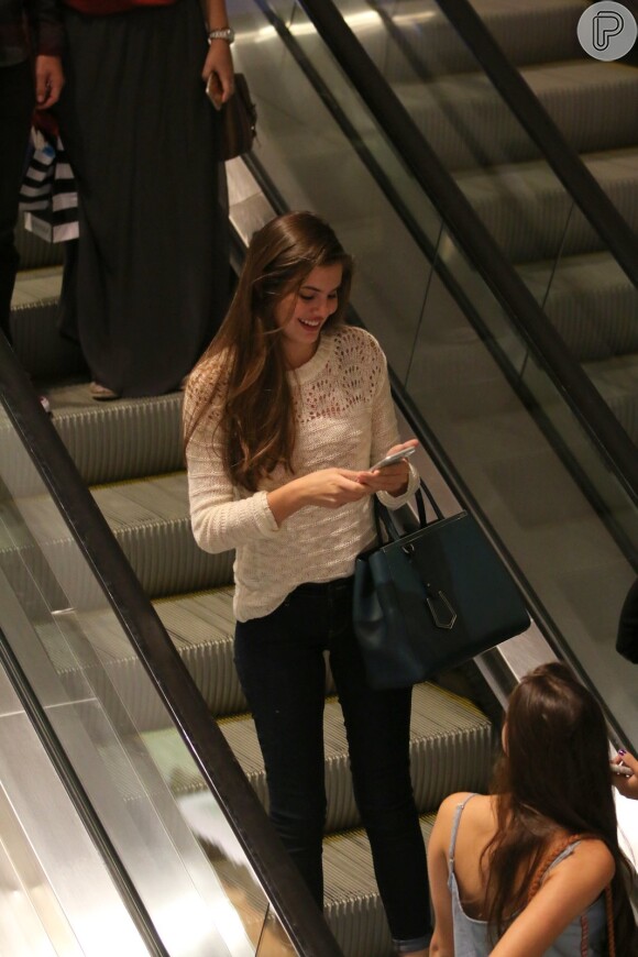 Camila Queiroz foi ao shopping Village Mall, na Barra da Tijuca, nesta quinta-feira, 21 de janeiro de 2016