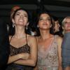Cláudia Ohana ao lado de elenco durante a festa de lançamento da novela 'Joia Rara'