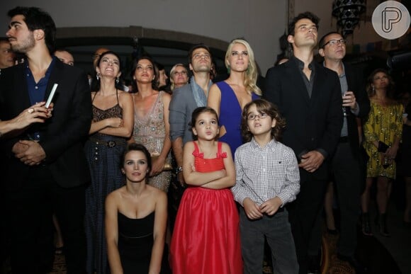 Cláudia Ohana ao lado de elenco durante a festa de lançamento da novela 'Joia Rara'
