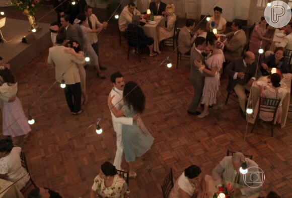 Ernesto (Eriberto Leão) e Filomena (Débora Nascimento) dançaram em sequência da novela 'Êta Mundo Bom!'