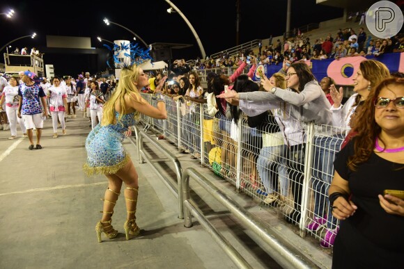 Ellen Rocche evoluiu durante ensaio no Anhembi distribuindo beijos para o público presente