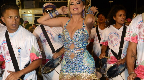 Carnaval: Ellen Rocche exalta curvas em look decotado no ensaio da Rosas de Ouro