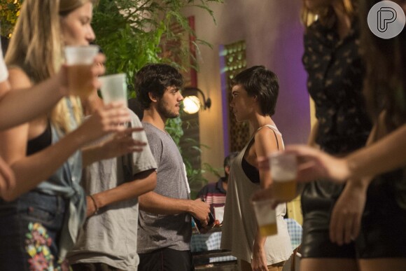 Leila (Carla Salle) e Jonatas (Felipe Simas) se aproximam, mas não transam durante a noite em que ela passa na casa dele, na novela 'Totalmente Demais'