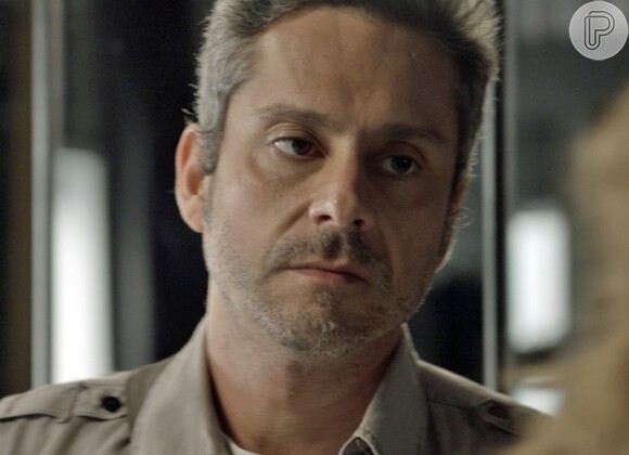 Romero (Alexandre Nero) recebe a foto de Tóia (Vanessa Giácomo) com Gibson (José de Abreu)  na cadeia, como um aviso, na novela 'A Regra do Jogo'
