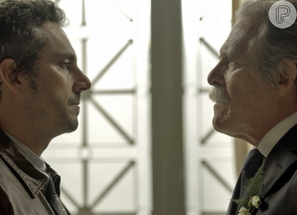 Gibson (José de Abreu) ameaça a vida de Tóia (Vanessa Giácomo) para Romero (Alexandre Nero) antes mesmo de ele ser preso, na novela 'A Regra do Jogo'
