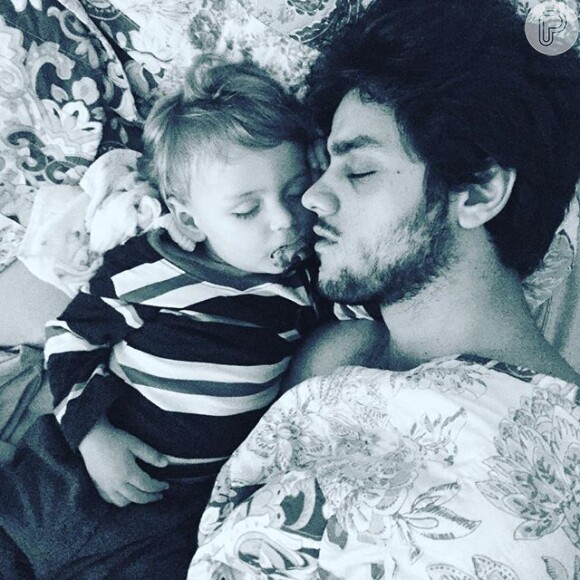 Felipe Simas posta foto ao lado do filho, Joaquim, neste sábado, 23 de janeiro de 2016