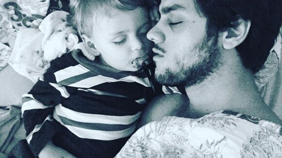 Felipe Simas posta foto dormindo com o filho Joaquim, de 1 ano e 8 meses: 'Anjo'