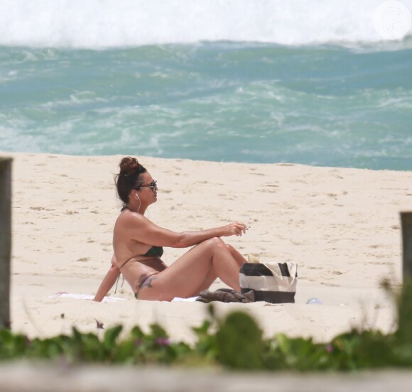 Luiza Brunet foi clicada durante banho de sol na Praia da Reserva, na Barra