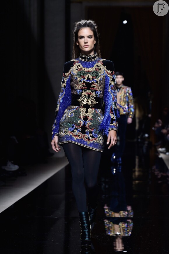 Alessandra Ambrosio desfila pela Balmain na Semana de Moda de Paris