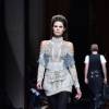 Isabeli Fontana desfila pela Balmain na Semana de Moda de Paris