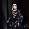 Lily Donaldson desfila pela Balmain na Semana de Moda de Paris