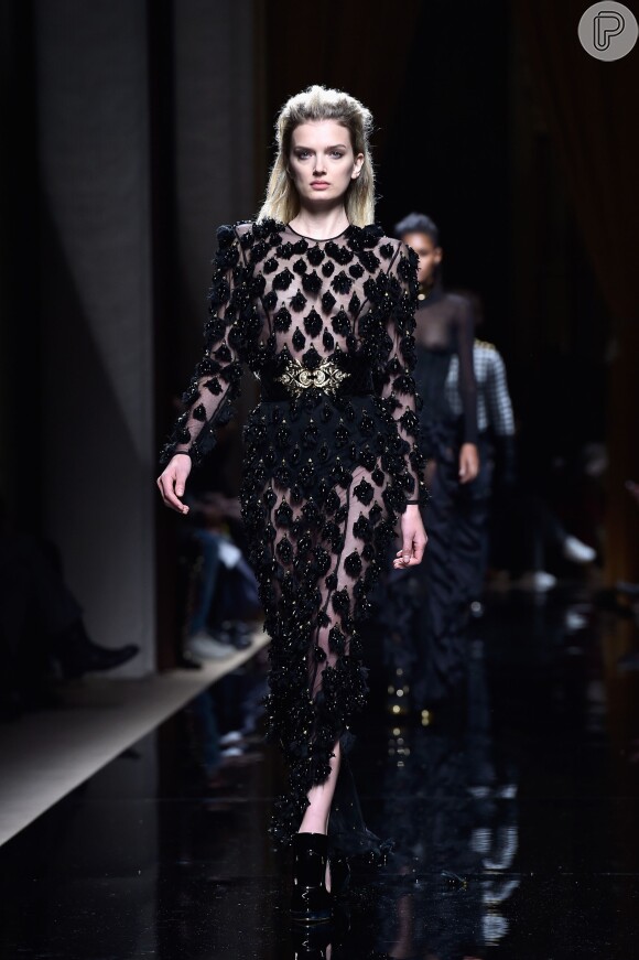 Lily Donaldson desfila pela Balmain na Semana de Moda de Paris