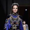 Alessandra Ambrosio cruza a passarela na Semana de Moda de Paris