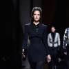 Alessandra Ambrosio usa look preto, que deixou curvas evidentes, no desfile da Balmain na Semana de Moda de Paris