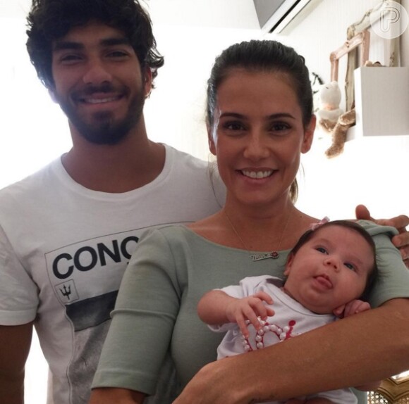 Deborah Secco compartilha foto da família no Instagram