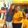 Marina Ruy Barbosa posa com fã durante passeio em shopping na Barra
