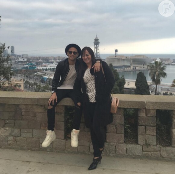Neymar passeia por Barcelona com a mãe, Nadine, em 24 de janeiro de 2015