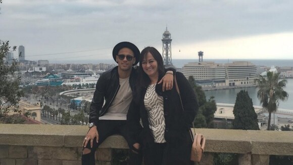 Neymar passeia por Barcelona com os amigos e a mãe, Nadine: 'Mamis'