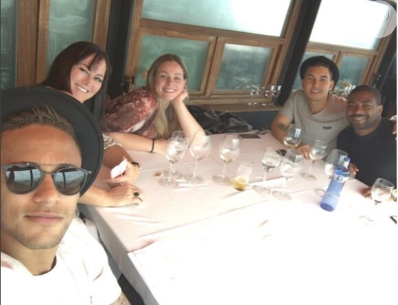 Neymar almoça com os amigos em Barcelona