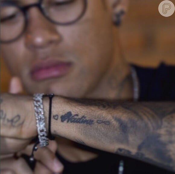 Neymar homenageou a mãe ao postar uma foto da tatuagem com o nome dela