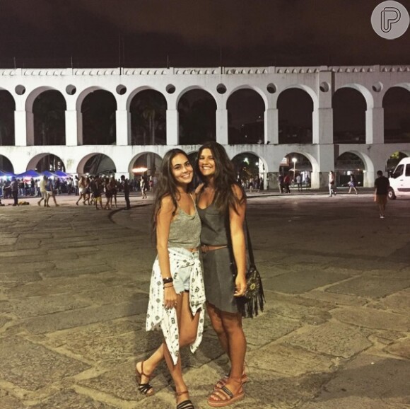 Giulia Costa posa com amiga na Lapa após show com Brenno Leone, no Rio, em 24 de janeiro de 2016