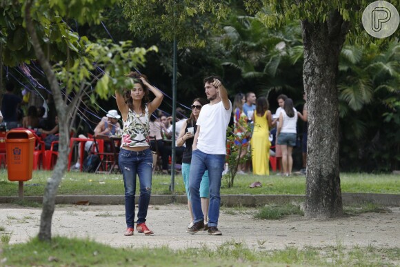 Camila Pitanga e Igor Angelkorte conversam durante passeio
