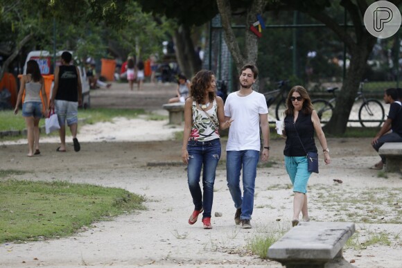 Camila Pitanga e Igor Angelkorte passeiam ao lado de amiga, na Lagoa