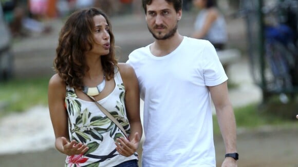 Camila Pitanga passeia com o namorado, Igor Angelkorte, no Rio de Janeiro