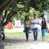 Camila Pitanga e Igor Angelkorte passeiam na Lagoa Rodrigo de Freitas ao lado de amiga