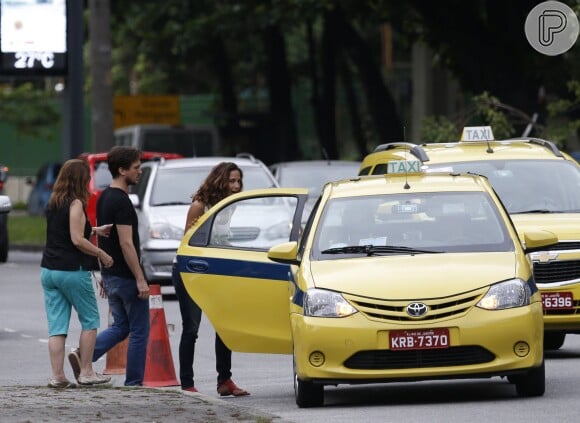 Igor Angelkorte trocou de camisa antes de entrar em táxi, no Rio
