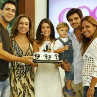 Felipe Simas é surpreendido pela mulher e filho na véspera do aniversário na TV