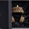 Rihanna usa fones de ouvido com coroa, de ouro e cristais, avaliada em R$ 36 mil