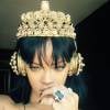 Rihanna usa fones de ouvido com coroa, de ouro e cristais, avaliada em R$ 36 mil